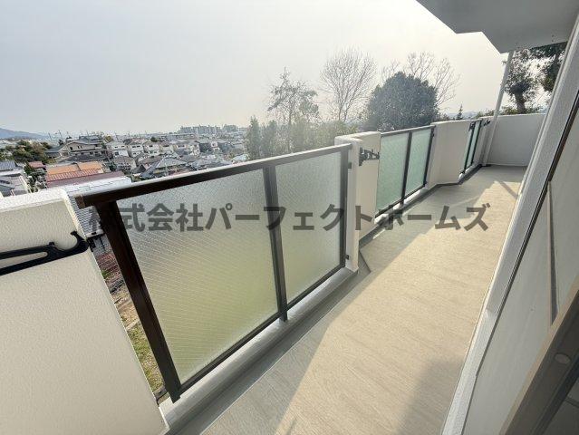 バルコニー　バルコニーからの眺めを楽しみながら食事をしませんか