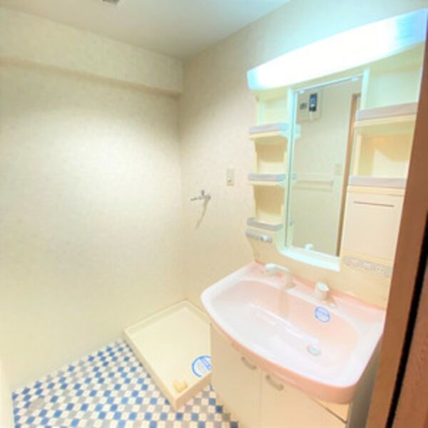 洗面設備　※写真は同じマンションの違う部屋のものになります。