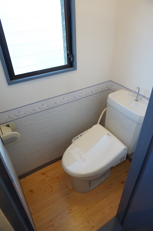 トイレ　快適な温水洗浄便座付き