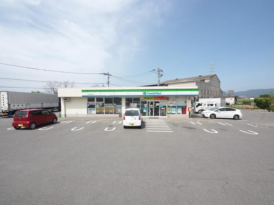 コンビニ　ファミリーマート佐賀兵庫瓦町店（コンビニ）まで560m