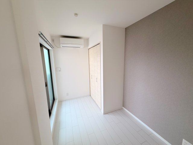 居室・リビング　白を基調とした内装でおしゃれで、落ち着ける空間です。