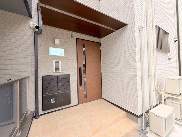エントランス　オシャレなエントランスは安心のオートロック付きです。
