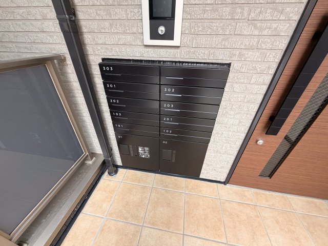 ロビー　ロビーにある各部屋毎のメールボックス。