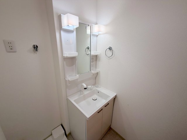 洗面設備　身支度が出来る独立洗面台です。