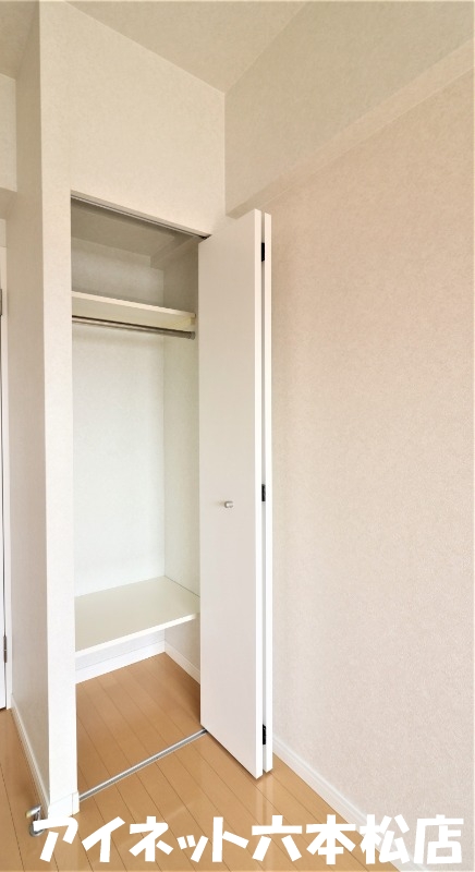 収納　お洋服はこちらへ