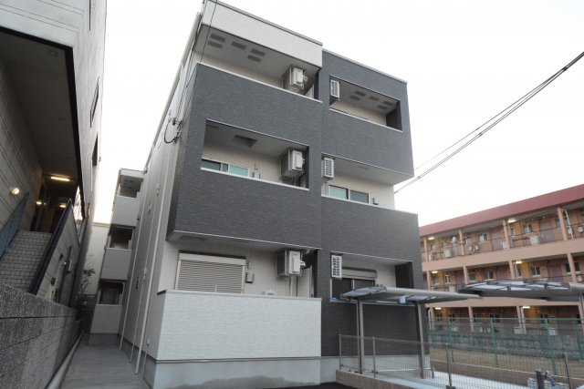 建物外観　オートロック・防犯カメラ付きで安心です！