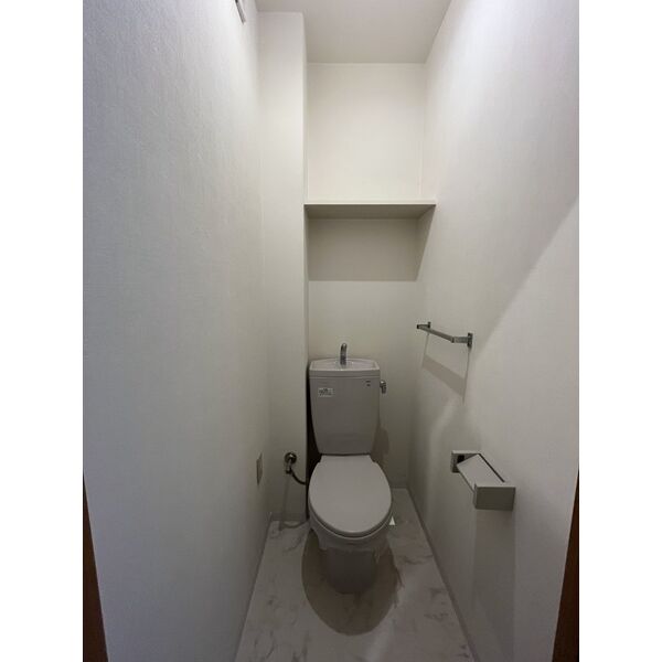 トイレ　室内写真は別部屋の写真です。家具家電はつきません。