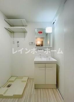 洗面設備　明るい洗面所です