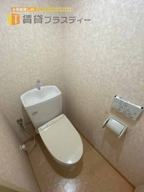 トイレ　温水洗浄便座付き。