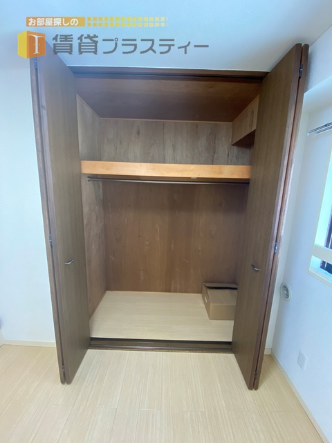 収納　お洋服もかけられますよ。