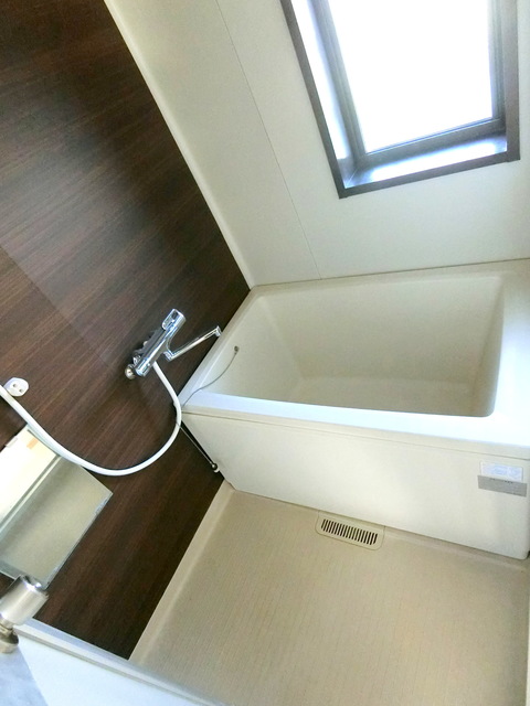 バス・シャワールーム　窓のある明るい浴室