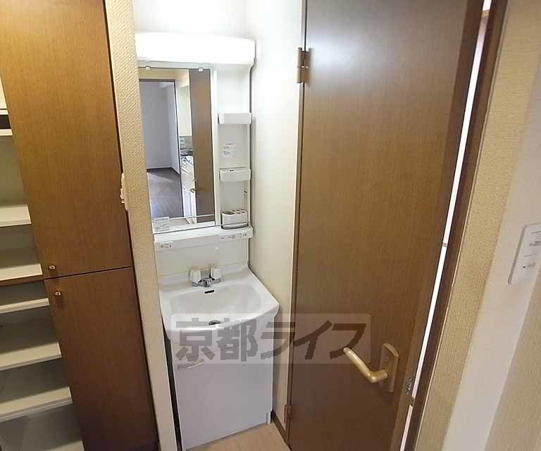 洗面設備　便利な独立洗面台です。