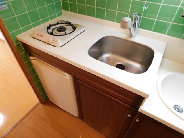 キッチン　冷蔵庫付きのキッチンです