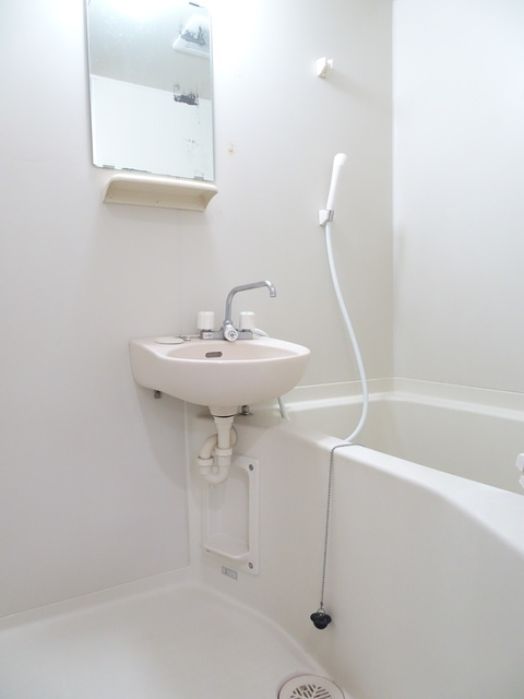 バス・シャワールーム　使いやすい☆洗面ボールと一体型のバスルームです♪