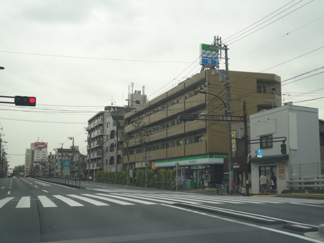 コンビニ　ファミリーマート（コンビニ）まで200m