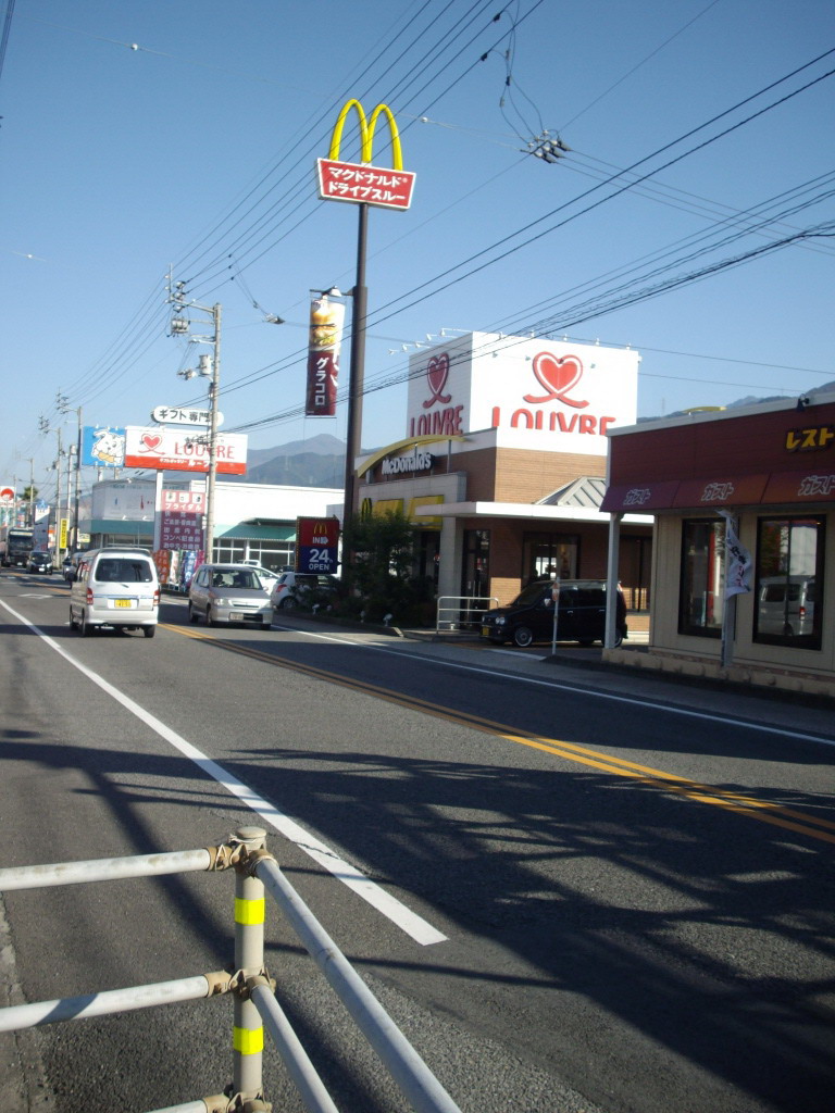 飲食店　マクドナルド11号新居浜店（飲食店）まで379m