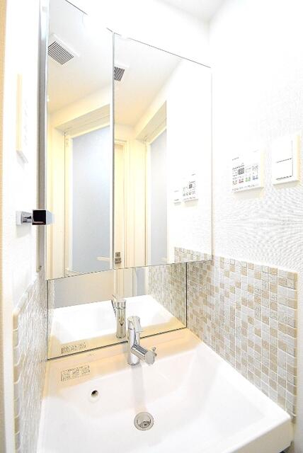 洗面設備　カラータイプ異なります。