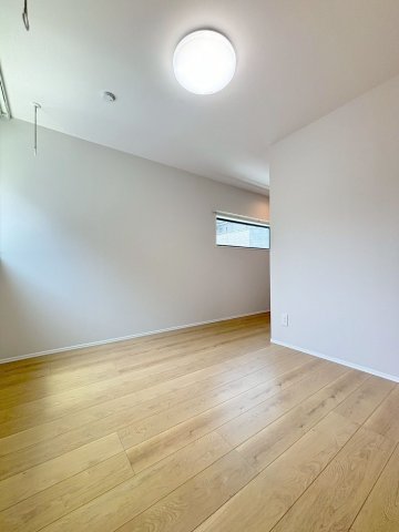 その他部屋・スペース　落ち着いた色調の寝室です