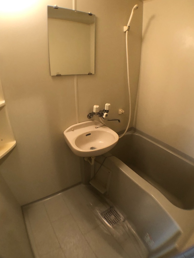 バス・シャワールーム　シンプルで機能的なユニットバスです