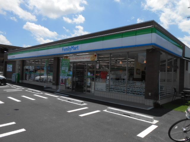 コンビニ　ファミリーマート（コンビニ）まで320m