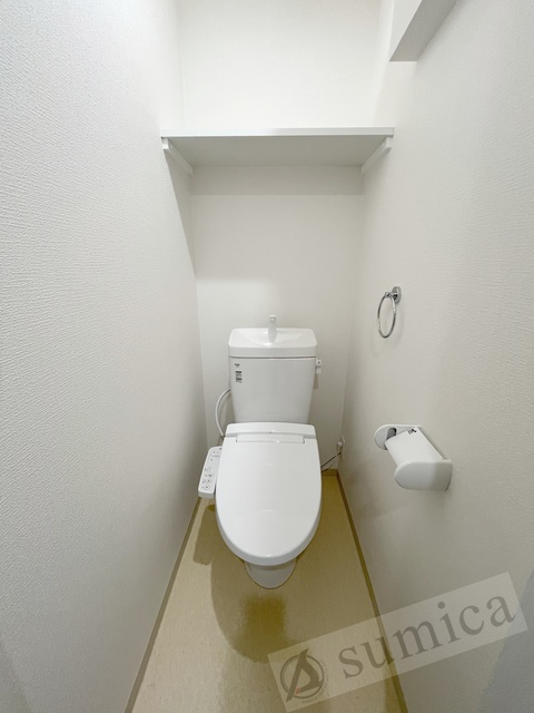 トイレ　人気アイテムの温水洗浄便座。清潔感のあるトイレです。