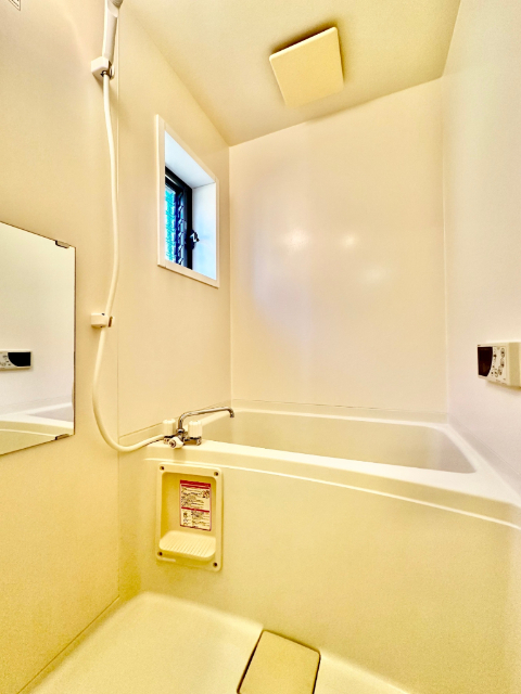 バス・シャワールーム　窓付きのバス