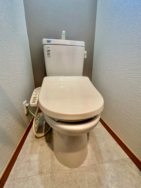 トイレ　温水洗浄付き便座