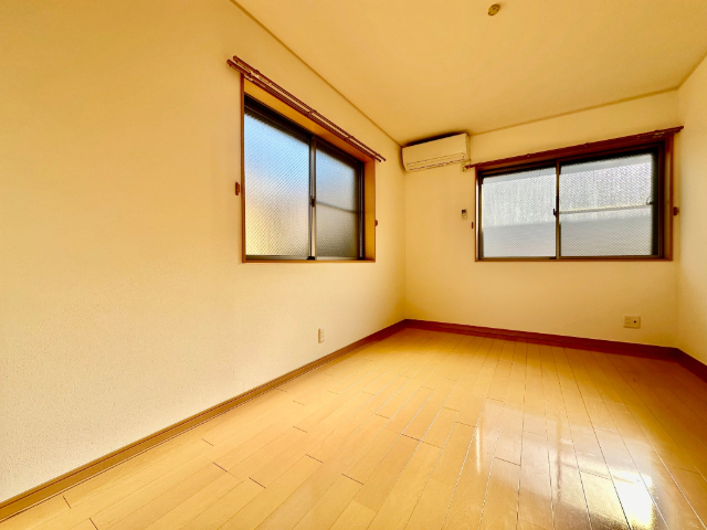 居室・リビング　２面採光、陽の差す洋室