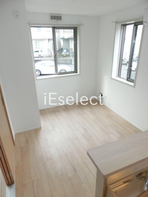 居室・リビング　2面採光で明るいリビングです