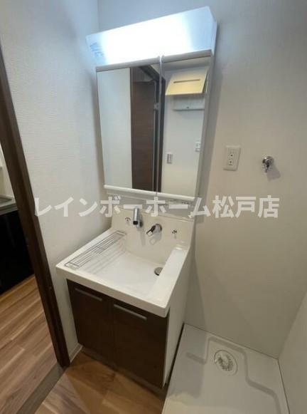 洗面設備　明るい洗面所です