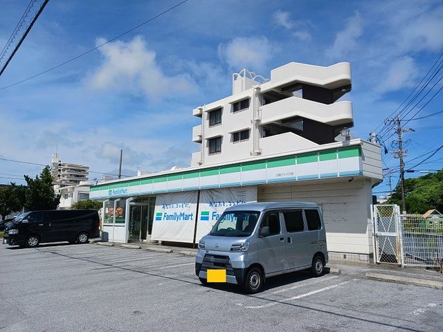 コンビニ　ファミリーマート小禄バイパス店（コンビニ）まで650m