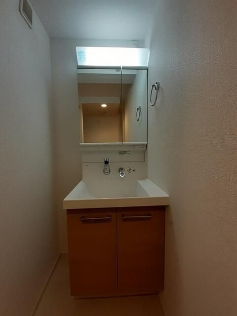 洗面設備　■キャビネット収納付きの多面鏡独立洗面台