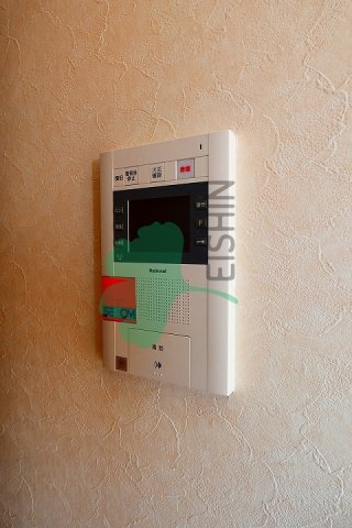 その他設備　モニター付きインターホンはセコムと連動しており緊急時は短時間