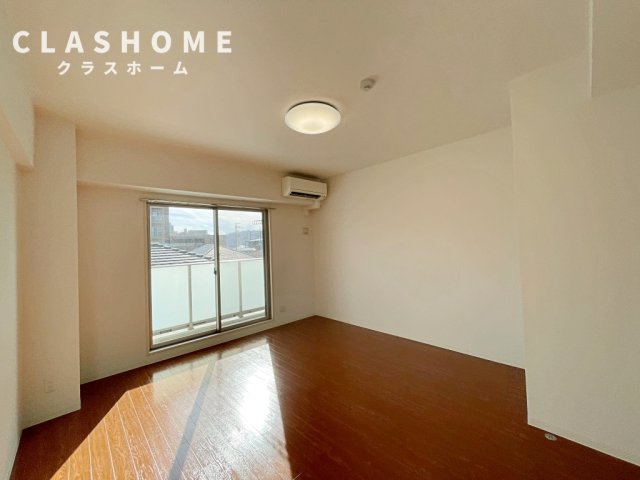 居室・リビング　同物件の別部屋になります。