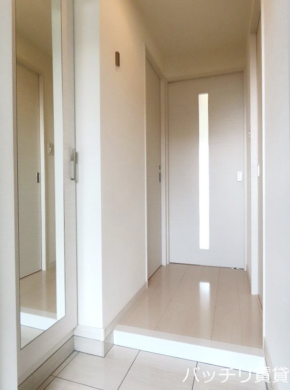 玄関　同建物別部屋写真のため、現状優先。