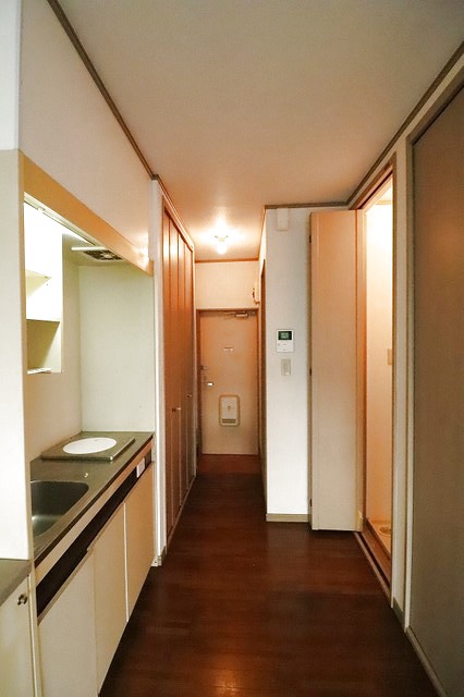 玄関　お部屋から玄関まですっきりとした廊下です