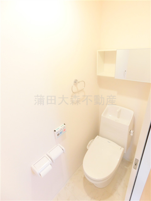 トイレ　棚収納と温水洗浄便座付きのトイレ