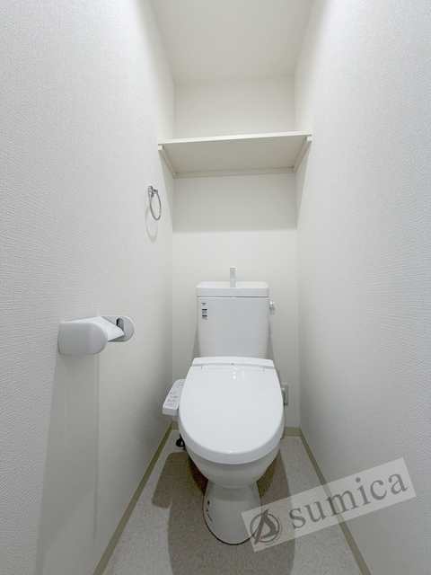 トイレ　人気アイテムの温水洗浄便座。清潔感のあるトイレです。