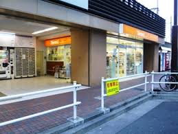 コンビニ　ファミリーマートトモニー西武新宿駅北口店（コンビニ）まで108m