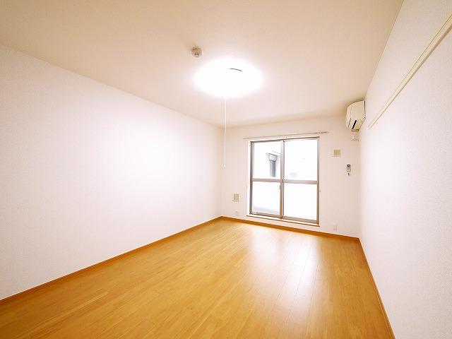 その他部屋・スペース　開放的な寝室です