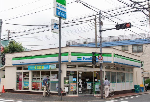 コンビニ　ファミリーマート東伏見駅前店（コンビニ）まで130m