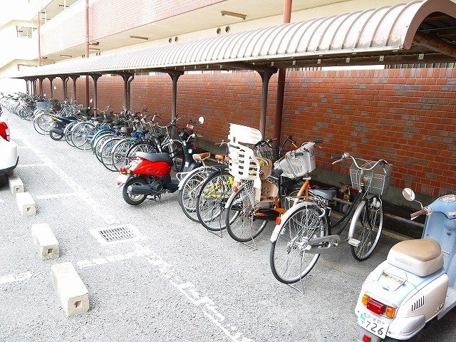 その他共有部分　屋根付き駐輪場あります