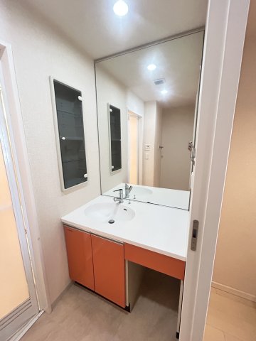 洗面設備　明るい洗面所です