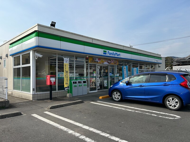 コンビニ　ファミリーマートはとや日当山店（コンビニ）まで155m