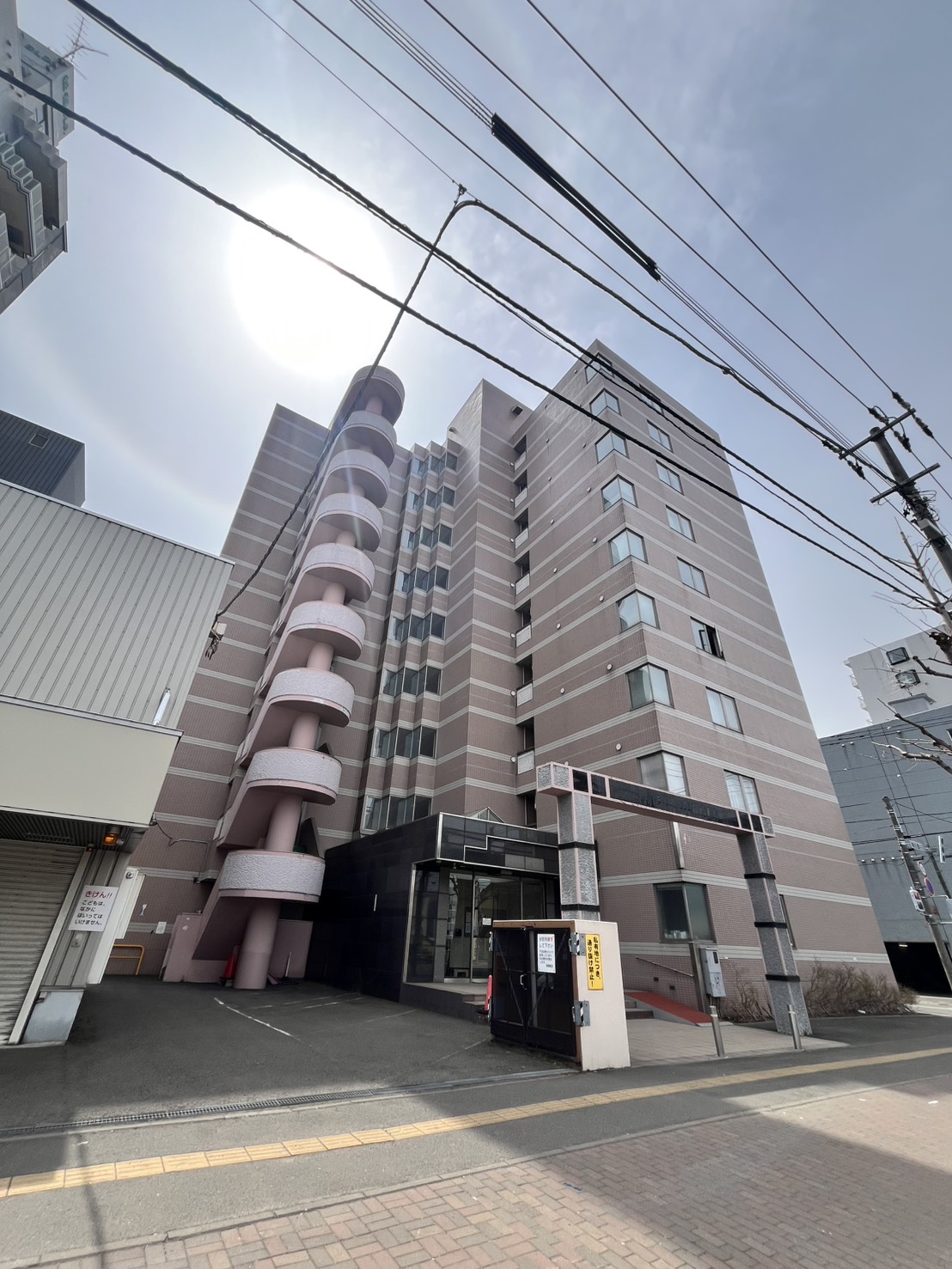 建物外観　大きな通り沿いにある安全な立地です！