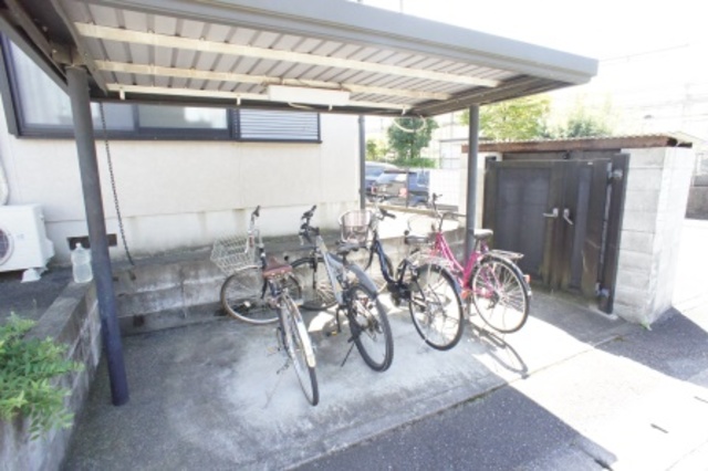 その他共有部分　雨の日でも安心して止められる屋根付の駐輪場です☆