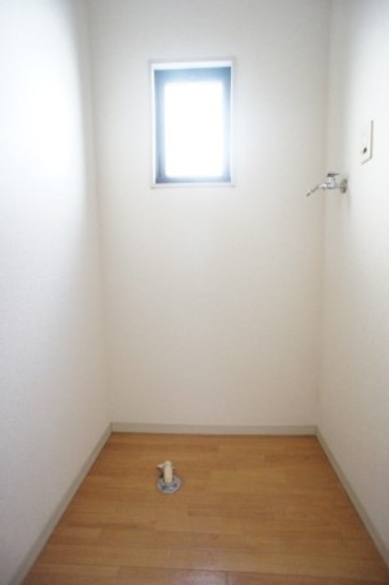 その他　脱いだ服をすぐ洗濯機に入れられる便利な配置です