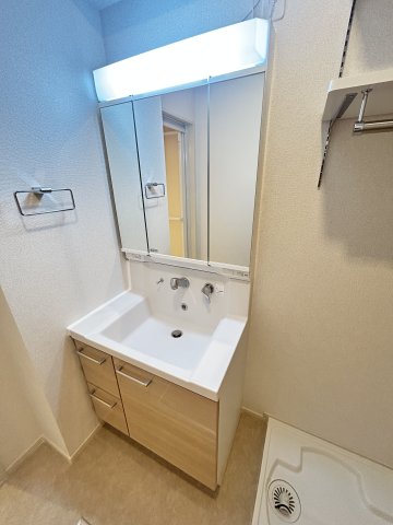 洗面設備　明るい洗面所です