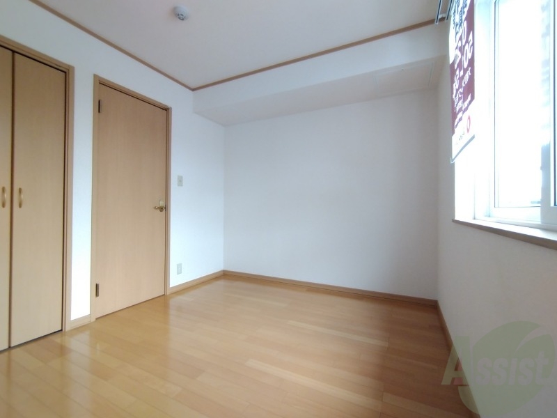 その他部屋・スペース　こちらが寝室です。窓が大きくて明るいですね。