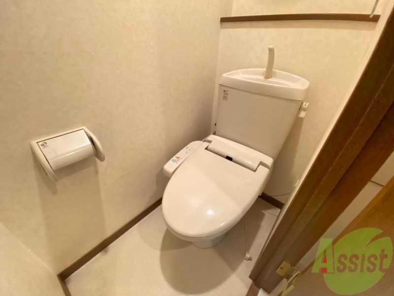 トイレ　温水洗浄便座なので快適に使用できそうですね。